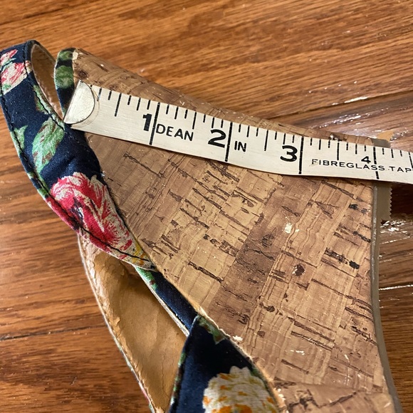 CLASSIFIED BLACK FLORAL WEDGES - Picture 4 of 8